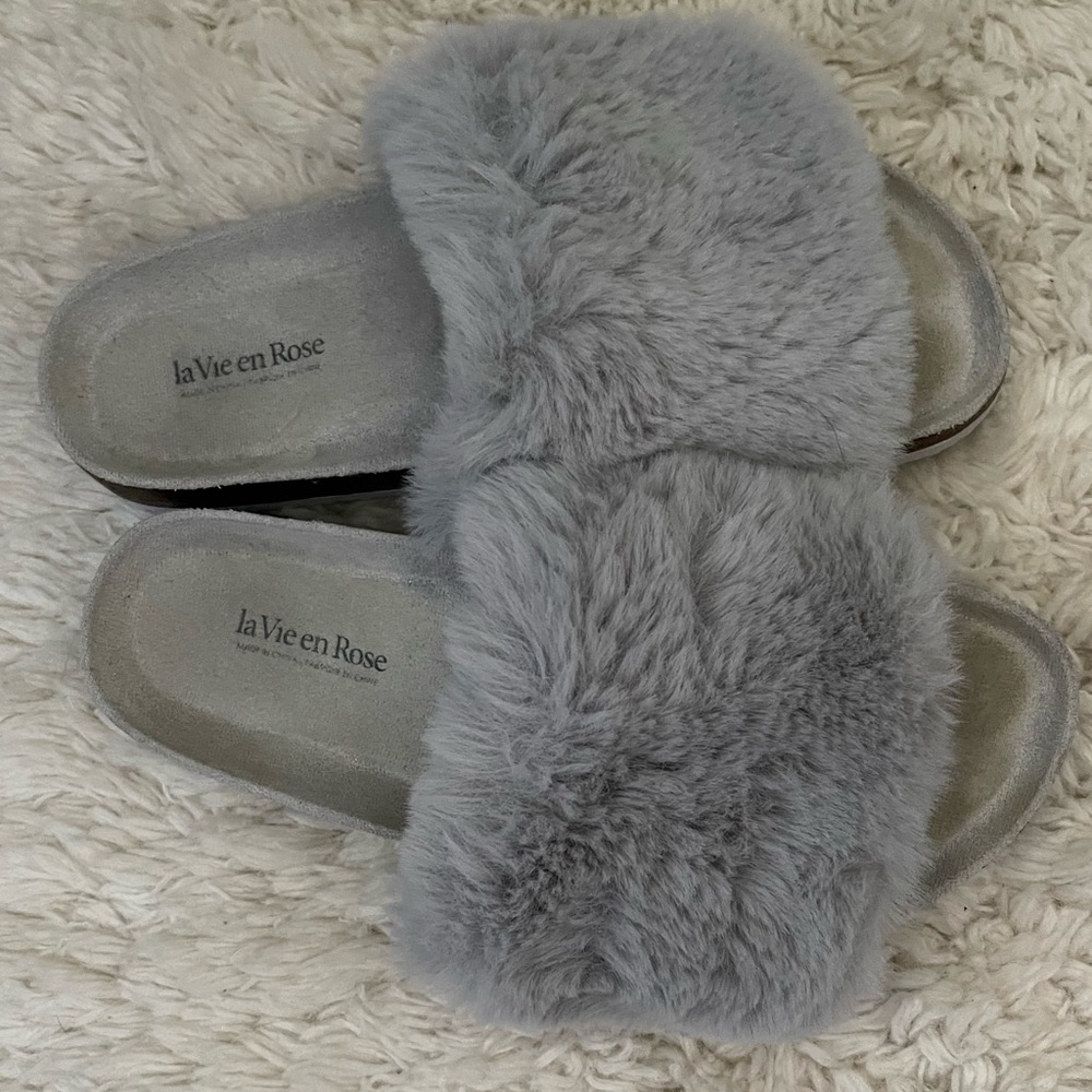 La Vie En Rose 🌹Gray Faux Fur Slide Slippers Size M